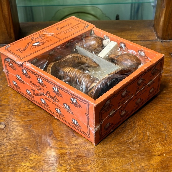 Vintage Treasure Craft souvenir Palm Springs palm tree salt and pepper shakers - Picture 4 of 8